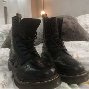 🎱Dr. Martens Pina Black Houndstooth combat boot